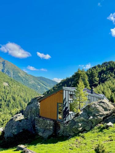 Cabin on a Rock - Mountain Escape in 伦巴德
