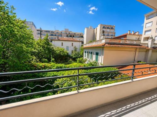 Beau 3 pièces climatisé avec balcon, proche plage