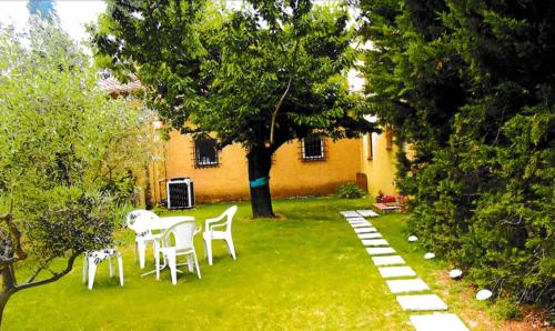 Dārzs, Appartement lumineux à Lançon-Provence, piscine partagée (Appartement lumineux a Lancon-Provence, piscine partagee) in Lancon-Provence
