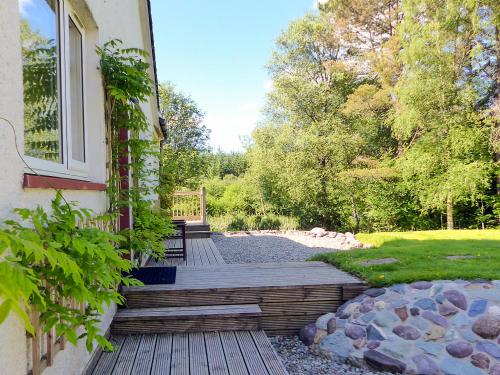Сад, Bo Nan Taigh Cottage in Ейберфойл