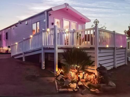 Exterior view, Poppys Retreat Lodge in Colan