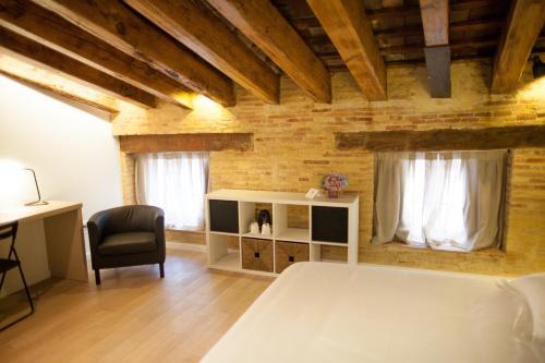 Host & Home - main image