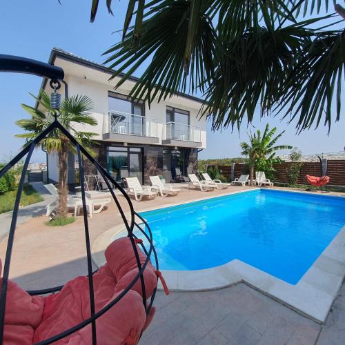 Apartments with sea view in Kraymorie