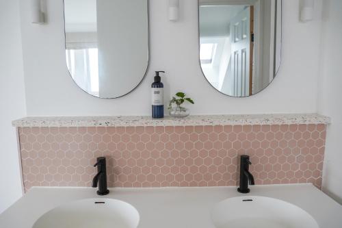 Ocean Waves Apartment - image 3