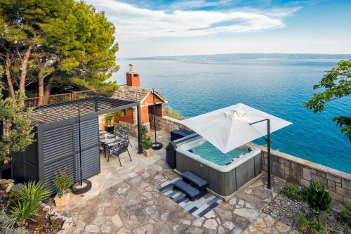 SUPER HORIZONT- Sea View Apartments with private Jacuzzi time & Free Parking - Split
