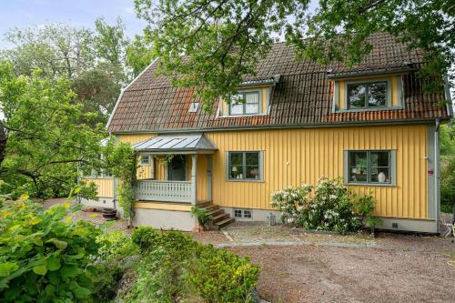 Historic Villa in Saltsjobaden 20 min from Stockholm City in 솔트조바덴
