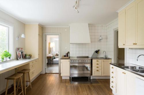 Historic Villa in Saltsjobaden 20 min from Stockholm City in 솔트조바덴