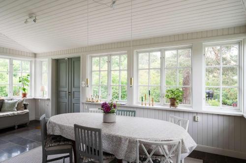 Historic Villa in Saltsjobaden 20 min from Stockholm City in 솔트조바덴