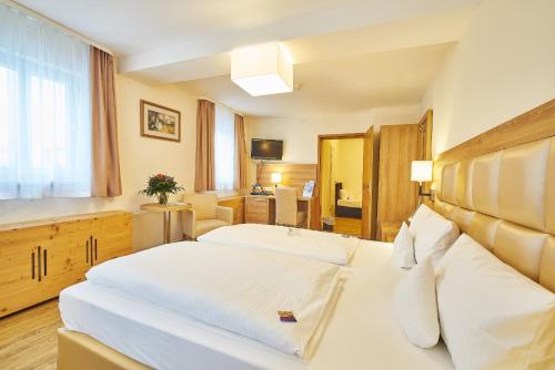 1 queen bed, 1 twin bed, 1 sofa bed