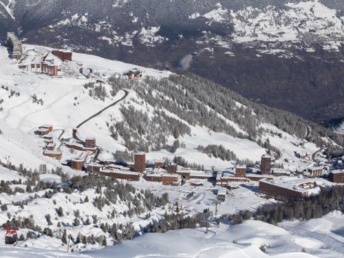 Appartement rénové 6 pers. avec balcon, au pied des pistes - FR-1-455-51 (Appartement renove 6 pers. avec balcon, au pied des pistes - FR-1-455-51) in La Plagne