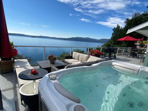 Beachbreeze Oceanfront 4BR1Den4BA Romantic Sunrise & Celestial Views in Brentwood Bay