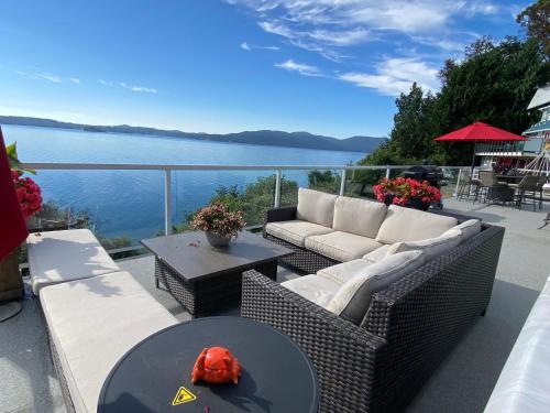 Beachbreeze Oceanfront 4BR1Den4BA Romantic Sunrise & Celestial Views in Brentwood Bay
