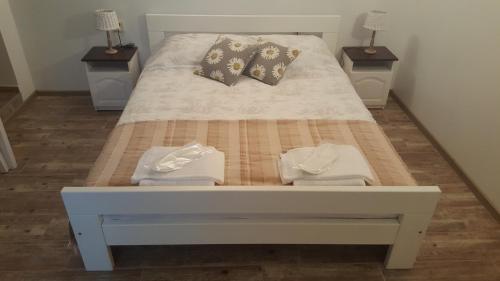 1 king bed, 1 sofa bed