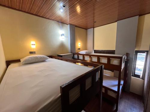 Golden Hostel Komodo Trip Transit Hotel in Selebung