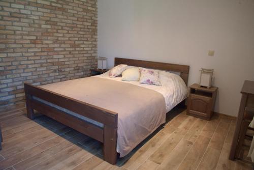 1 king bed, 1 sofa bed