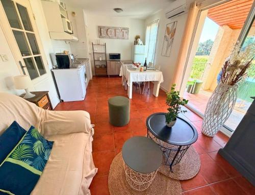 Quiet, shared pool, secure residence, view, free parking in Sainte-Cecile-les-Vignes (Alpes)