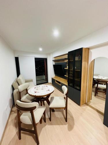 SQ Living-Pool-Coworking-Facing Miraflores