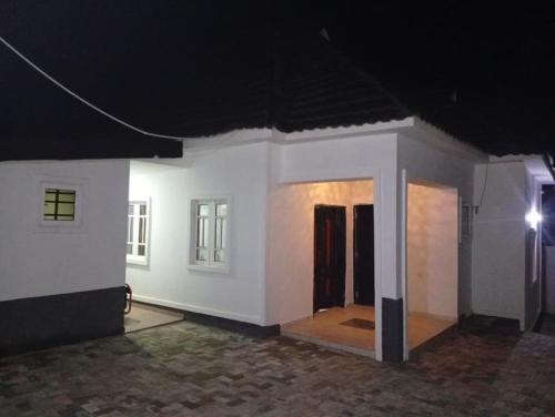 Highland Breeze Hotel and Apartments Limited in ยอส