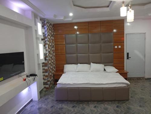 Highland Breeze Hotel and Apartments Limited in ยอส