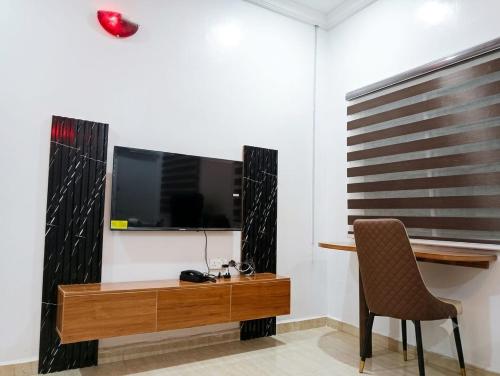 Highland Breeze Hotel and Apartments Limited in ยอส