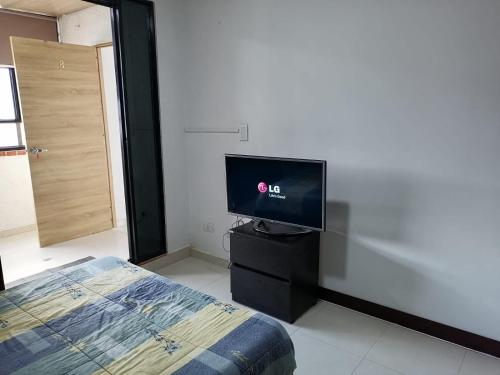 Amplia habitación con oficina