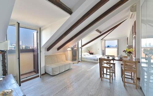 Enchanting Views Rooftop Apartment Prime Location