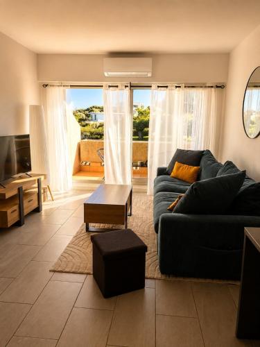 Bright apartment with balcony, pool, and tennis court