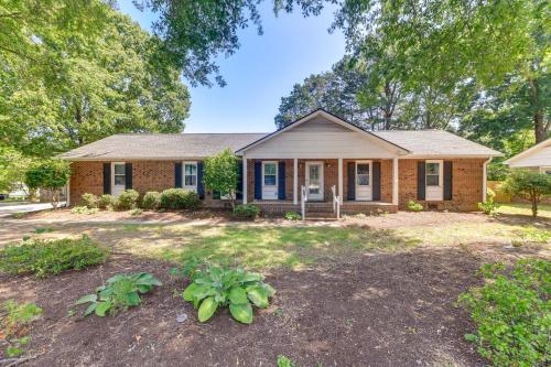 Bring Your Pets! Family-Friendly Cary Home w/ Yard in Cary Belváros