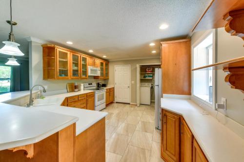 Bring Your Pets! Family-Friendly Cary Home w/ Yard in Cary Belváros