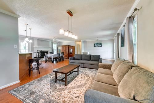 Bring Your Pets! Family-Friendly Cary Home w/ Yard in Cary Belváros