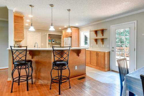 Bring Your Pets! Family-Friendly Cary Home w/ Yard in Cary Belváros