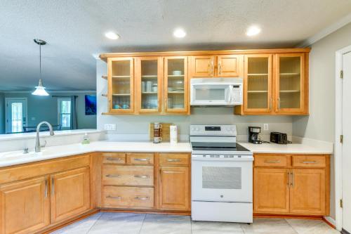 Bring Your Pets! Family-Friendly Cary Home w/ Yard in Cary Belváros
