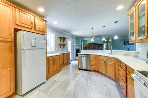 Bring Your Pets! Family-Friendly Cary Home w/ Yard in Cary Belváros