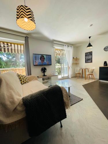 Studio serein avec balcon et piscine
