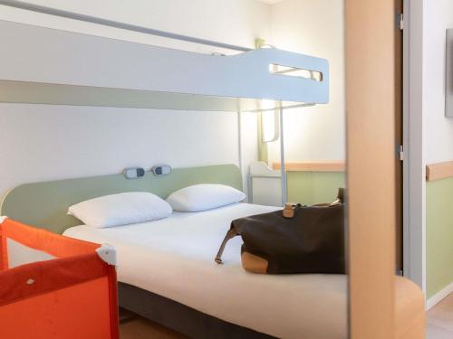 1 double bed, 1 twin bed