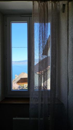 Lake-view apartment 2 minutes in Meijerī