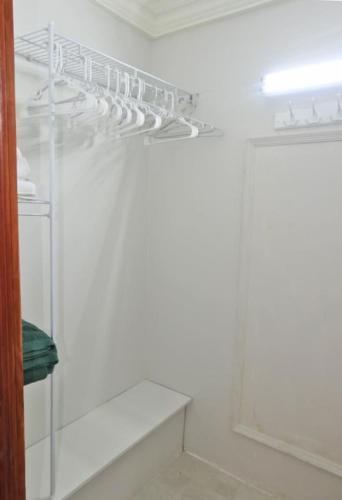 Modern 1 Bed Condo with Pool in Holetown - image 4