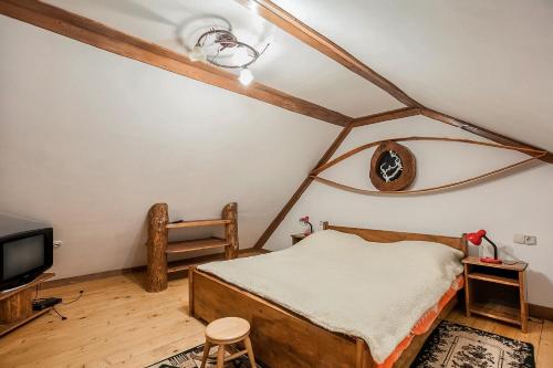 1 queen bed, 1 sofa bed