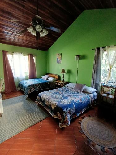 1 double bed, 1 twin bed