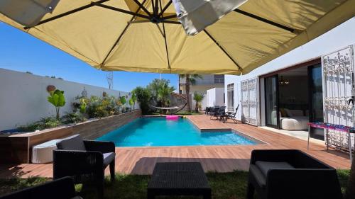 Villa with 2 pools, 2 lounges, and 6 suites on the beach in Nabeul
