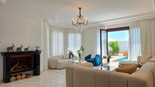 Villa with 2 pools, 2 lounges, and 6 suites on the beach in Nabeul