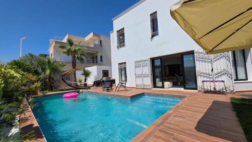 Villa with 2 pools, 2 lounges, and 6 suites on the beach in Nabeul