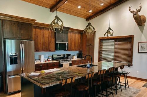 Suite 2 Remodeled 2BR w Kitchen & Grill