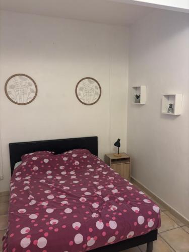 un lit double dans une chambre dans un appartement de 3 chambres en colocation à proximité du centre ville