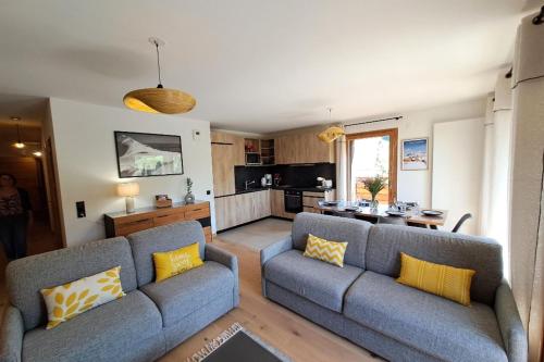 Spacious 8-person apartment with mountain views