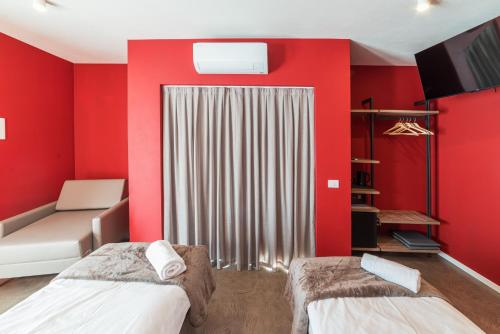 1 twin bed, 1 sofa bed