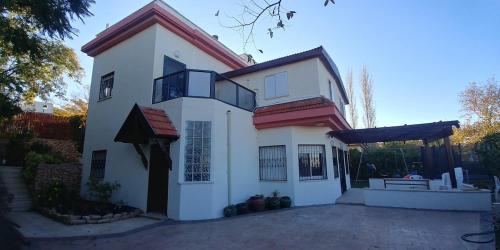 Kosher 'Villa Rosa' Moshav Aderet, Ella Valley nr Bet Shemesh in Aderet