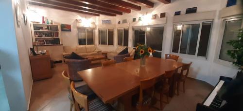 Kosher 'Villa Rosa' Moshav Aderet, Ella Valley nr Bet Shemesh in Aderet