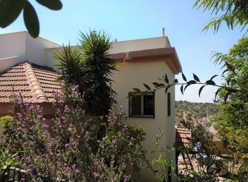 Kosher 'Villa Rosa' Moshav Aderet, Ella Valley nr Bet Shemesh in Aderet