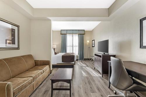 . Best Western Plus Chain of Lakes Inn & Suites